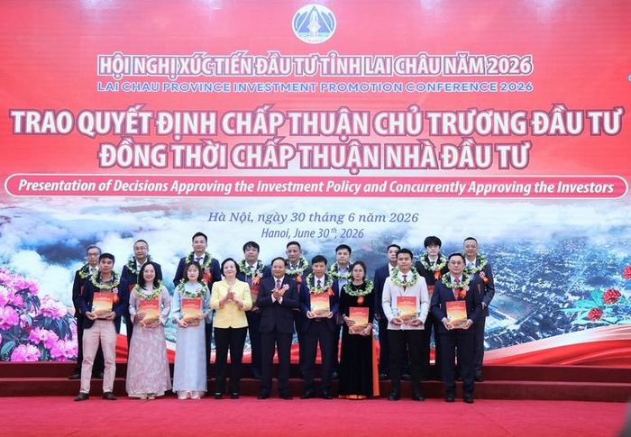 Phó Thủ tướng Phạm Thị Thanh Trà và Bí thư Tỉnh ủy Lai Châu Lê Minh Ngân trao Quyết định chấp thuận chủ trương đầu tư cho các doanh nghiệp, nhà đầu tư - Ảnh: VGP/Thu Giang