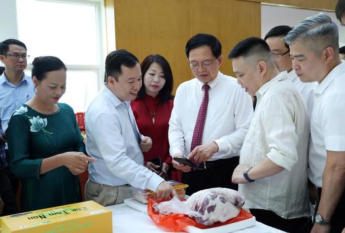 Phó Thủ tướng Hồ Quốc Dũng trải nghiệm truy xuất nguồn gốc nông sản với một số sản phẩm OCOP - Ảnh: VGP/Gia Huy