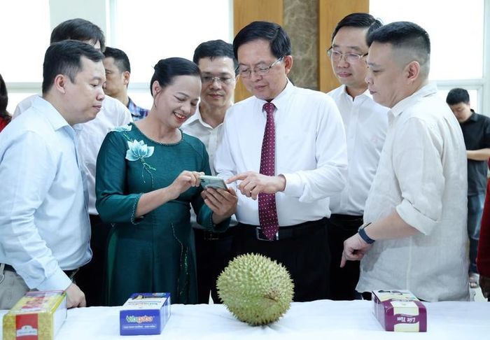 Phó Thủ tướng Hồ Quốc Dũng trải nghiệm truy xuất nguồn gốc nông sản với sản phẩm sầu riêng - Ảnh: VGP/Gia Huy