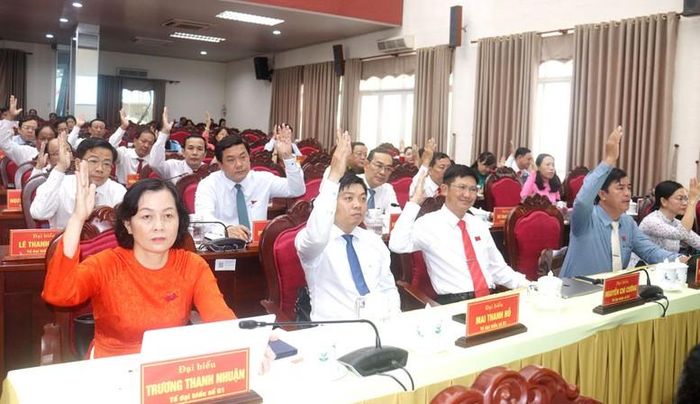 Các đại biểu HĐND tỉnh Vĩnh Long biểu quyết thông qua 19 nghị quyết tại Kỳ họp chuyên đề lần thứ ba, tạo cơ sở hoàn thiện nhiều cơ chế, chính sách quan trọng về đầu tư công, ngân sách, an sinh xã hội và phát triển nông nghiệp trong giai đoạn mới - Ảnh: VGP/Cẩm Huệ