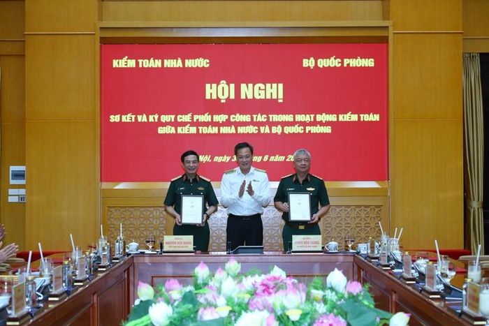 Tổng Kiểm toán Nhà nước Nguyễn Hữu Nghĩa trao Kỷ niệm chương "Vì sự nghiệp Kiểm toán Nhà nước" tặng Đại tướng Phan Văn Giang và Thượng tướng Nguyễn Quang Ngọc, Ủy viên Trung ương Đảng, Thứ trưởng Bộ Quốc phòng - Ảnh: VGP/Nguyễn Hoàng