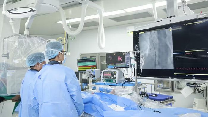 Ê-kíp bác sĩ Bệnh viện Đại học Y Dược (Cơ sở Linh Đàm), Đại học Quốc gia Hà Nội ứng dụng hệ thống lập bản đồ 3D trong điều trị rối loạn nhịp tim cho người bệnh.