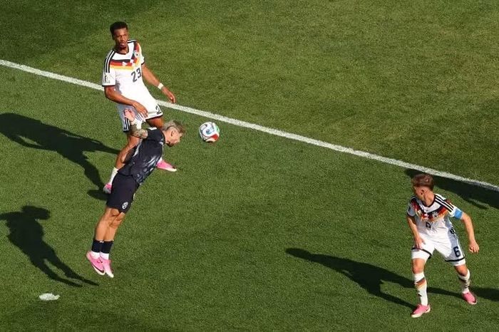 Julio Enciso đánh đầu tung lưới đội tuyển Đức. (Ảnh: FIFA)