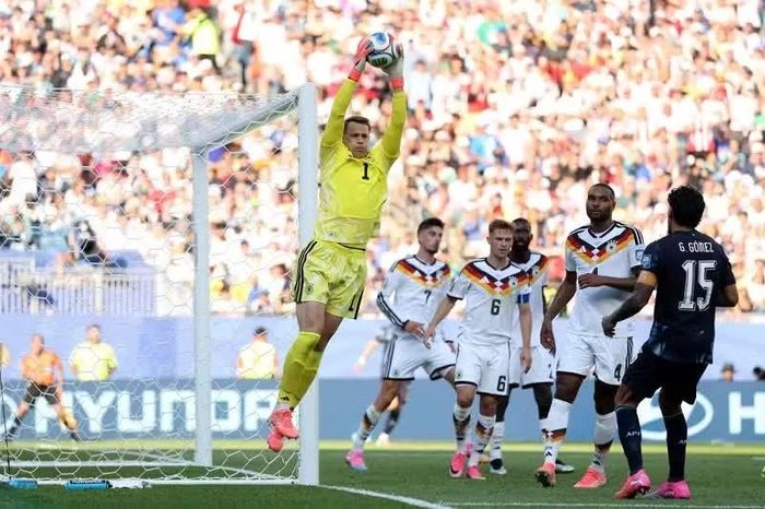 Thủ thành Neuer bắt bóng gọn gàng. (Ảnh: FIFA)
