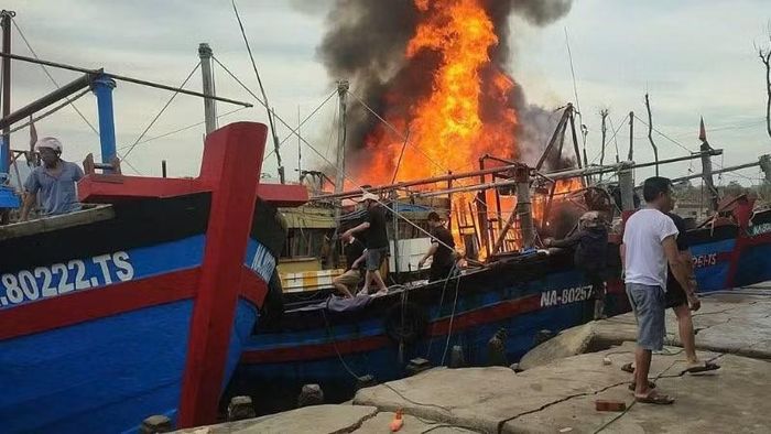 Ngọn lửa bùng phát dữ dội.