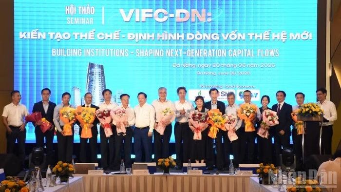 Ban tổ chức tặng hoa cảm ơn các diễn giả.