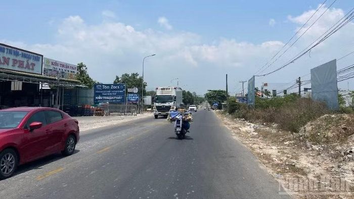 Tuyến quốc lộ 55, từ Cổng chào đến cầu Suối Đó rất dốc, có mặt đường nhỏ hẹp và chưa có hệ thống thoát nước.