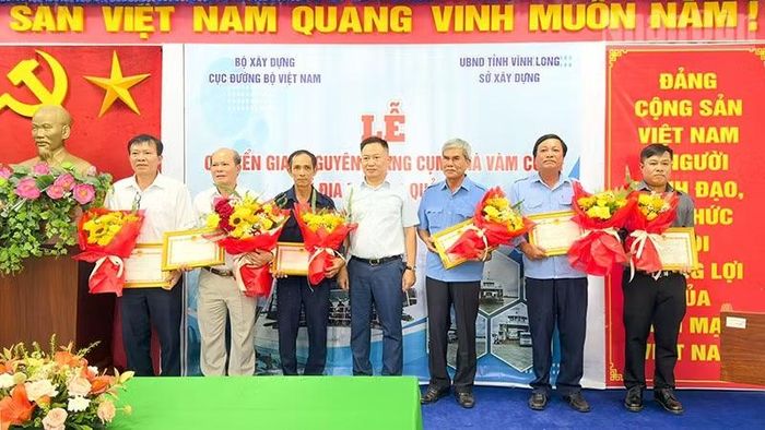 Khen thưởng cho các cá nhân có thành tích xuất sắc.