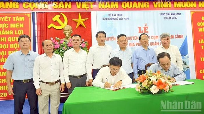 Ký biên bản bàn giao.