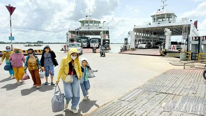 Bến phà Đình Khao tỉnh Vĩnh Long sáng 30/6.