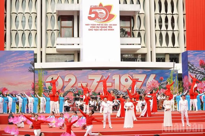  Dự kiến, buổi lễ mở đầu với chương trình nghệ thuật, nghi thức chào cờ và giới thiệu đại biểu. Tiếp nối là diễn văn của Bí thư Thành ủy Thành phố Hồ Chí Minh Trần Lưu Quang cùng phát biểu của đại diện công dân và thế hệ trẻ thành phố. Toàn thể đại biểu cũng sẽ lắng nghe phát biểu chỉ đạo của Tổng Bí thư, Chủ tịch nước Tô Lâm. Sau đó là phát biểu đáp từ của Bí thư Thành ủy Thành phố Hồ Chí Minh trước khi bế mạc chương trình. 