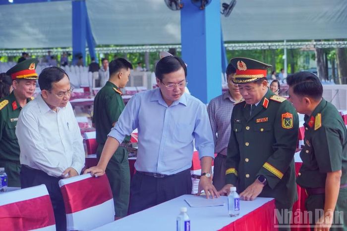 Từ sáng sớm, các lãnh đạo Thành ủy, Hội đồng nhân dân, Ủy ban nhân dân Thành phố Hồ Chí Minh cùng các sở, ban, ngành, lực lượng có mặt để kiểm tra công tác tổ chức.