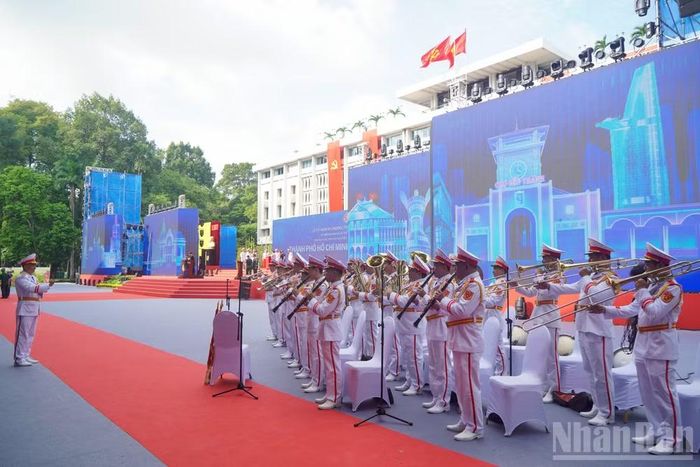  Lễ kỷ niệm 50 năm Ngày Thành phố Sài Gòn-Gia Định vinh dự mang tên Chủ tịch Hồ Chí Minh sẽ diễn ra sáng 2/7 tại Hội trường Thống Nhất. Đây là sự kiện chính trị trọng tâm của đợt kỷ niệm, khẳng định ý nghĩa lịch sử về việc Quốc hội chính thức đặt tên Thành phố Sài Gòn-Gia Định là Thành phố Hồ Chí Minh vào ngày 2/7/1976. 