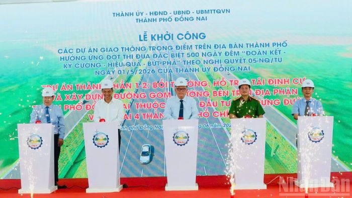 Lãnh đạo thành phố Đồng Nai và các đại biểu thực hiện nghi thức khởi công dự án thành phần 1-2 xây dựng đường gom, đường bên trên địa phận thành phố Đồng Nai thuộc Dự án đầu tư xây dựng đường Vành đai 4-Thành phố Hồ Chí Minh