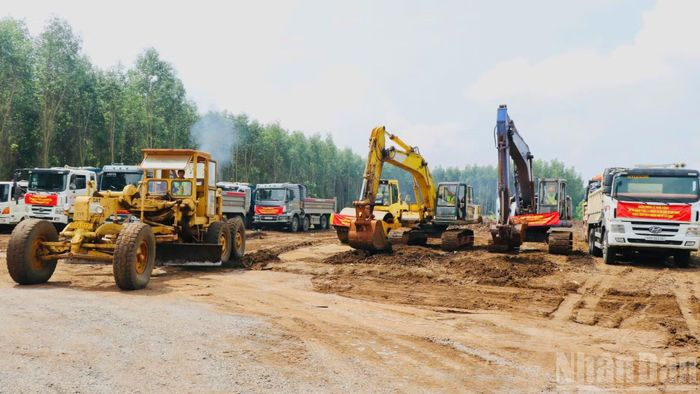 Máy móc thi công dự án thành phần 1-2 xây dựng đường gom, đường bên trên địa phận thành phố Đồng Nai thuộc Dự án đầu tư xây dựng đường Vành đai 4-Thành phố Hồ Chí Minh.