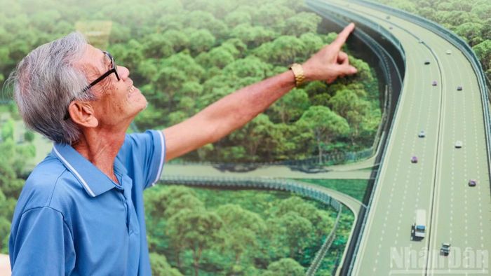 Ông Trần Văn Hải xem phối cảnh đường xuyên rừng trên cao từ cầu Mã Đà đến ngã ba Bà Hào.