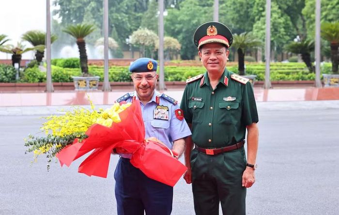 Thượng tướng Nguyễn Trường Thắng, Ủy viên Trung ương Đảng, Thứ trưởng Quốc phòng đón Trung tướng Ibrahim Nasser Mohammed Al Alawi, Thứ trưởng Quốc phòng Các Tiểu vương quốc Arab thống nhất. (Ảnh: ĐỨC VŨ)