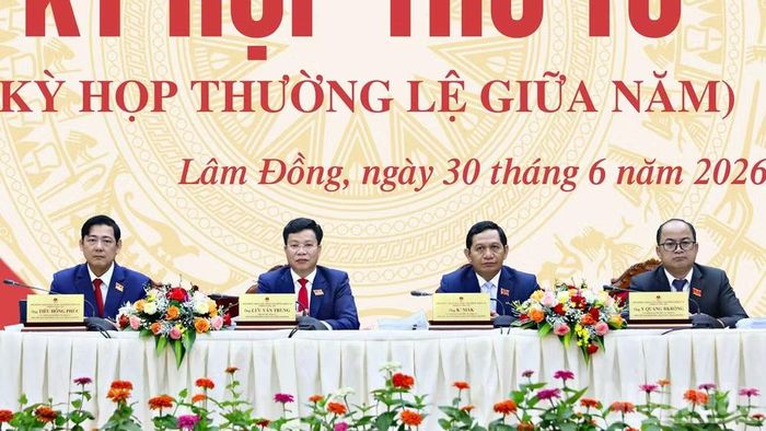 Các đồng chí chủ trì kỳ họp.