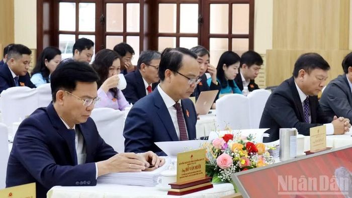 Đồng chí Hồ Văn Mười, Ủy viên Trung ương Đảng, Phó Bí thư Tỉnh ủy, Chủ tịch Ủy ban nhân dân tỉnh Lâm Đồng và các đồng chí lãnh đạo tỉnh dự kỳ họp.