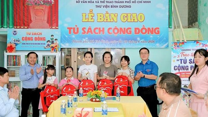 Trao tặng tủ sách công cộng trên địa bàn Bình Dương. (Ảnh: Sở Văn hóa và Thể thao Thành phố Hồ Chí Minh)