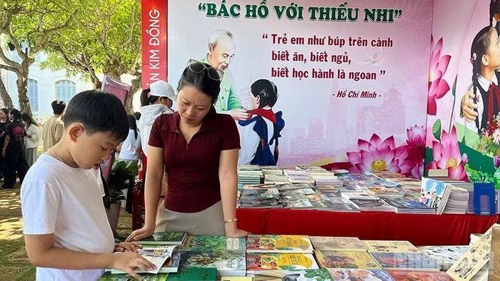 Không gian Văn hóa Hồ Chí Minh "Bác Hồ với thiếu nhi" tại khu vực hội sách ở Vũng Tàu. (Ảnh: LINH BẢO)