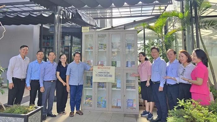 Trao tặng Tủ sách thiếu nhi cư dân Chung cư Xi Grand Court. (Ảnh: Nhà xuất bản Tổng hợp)