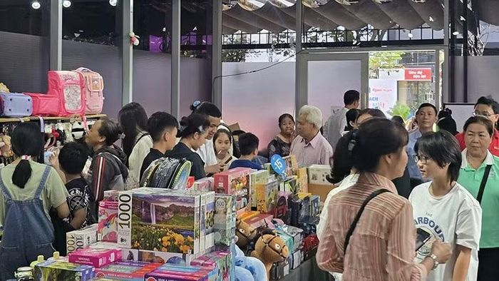 Hội sách thiếu nhi tại tầng 7 chung cư Chung cư Xi Grand Court phường Diên Hồng. (Ảnh: Nhà xuất bản Tổng hợp).