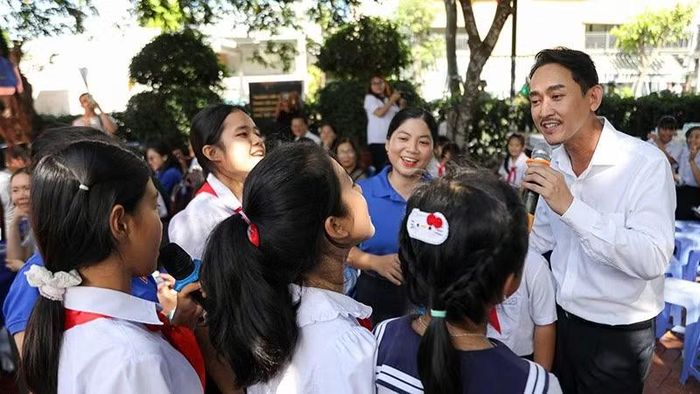 Diễn viên Hứa Vĩ Văn giao lưu với các em học sinh trong khuôn khổ các hoạt động hội sách thiếu nhi tại xã Đất Đỏ. (Ảnh: Sở Văn hóa và Thể thao Thành phố Hồ Chí Minh)