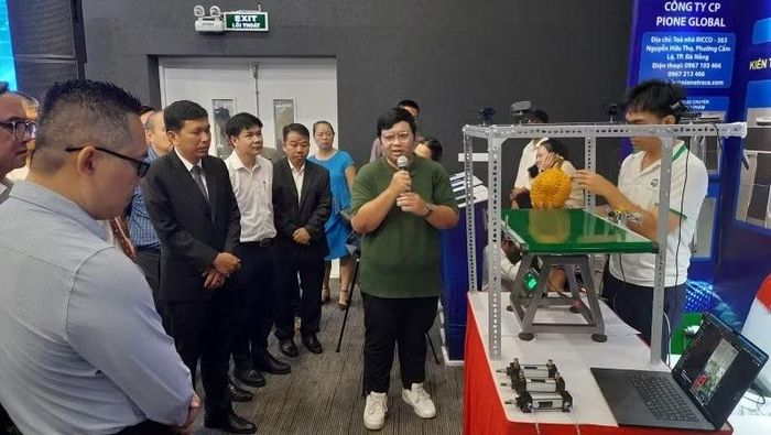 Đại biểu tham quan các gian hàng trưng bày các sản phẩm công nghệ.