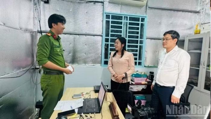 Lãnh đạo địa phương đến thăm, động viên cán bộ, chiến sĩ và các tổ công tác đang ngày đêm thực hiện nhiệm vụ.