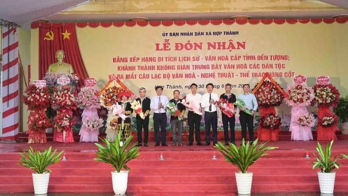 Lãnh đạo xã Hợp Thành tặng hoa chúc mừng Câu lạc bộ văn hóa-nghệ thuật-thể thao nòng cốt của xã.