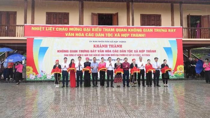 Khánh thành Không gian trưng bày văn hóa các dân tộc xã Hợp Thành.