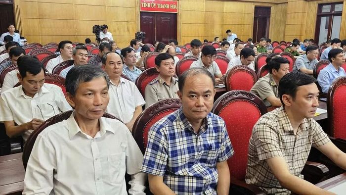 Các đại biểu học tập, quán triệt Nghị quyết số 10 của Bộ Chính trị.