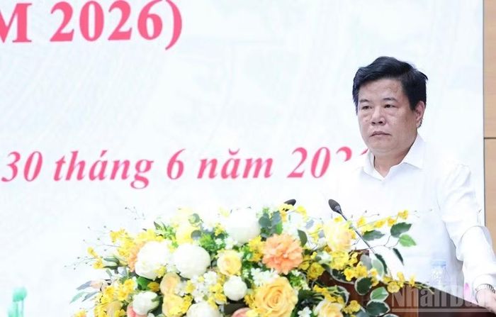 Đồng chí Giám đốc Sở Y tế Hoàng Quốc Hương trả lời chất vấn của cử tri về tình hình chăm sóc sức khỏe người dân tuyến cơ sở.