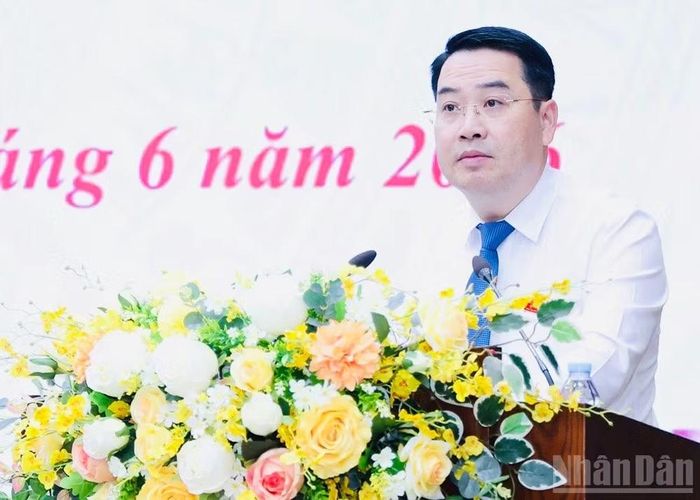 Đồng chí Chủ tịch Ủy ban nhân dân tỉnh Nguyễn Tuấn Anh phát biểu tại kỳ họp.