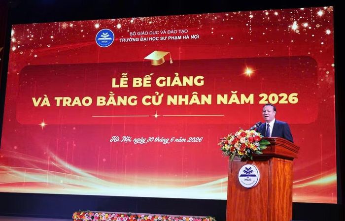 Phó Giáo sư, Tiến sĩ Nguyễn Đức Sơn, Hiệu trưởng Trường đại học Sư phạm Hà Nội phát biểu chúc mừng các tân cử nhân.