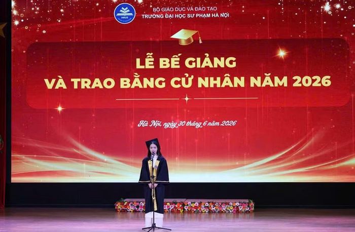  Em Phùng Nguyễn Ngọc Anh, sinh viên lớp Chất lượng cao khóa 72, tốt nghiệp loại xuất sắc chuyên ngành Sư phạm Toán học, đại diện các tân cử nhân phát biểu ý kiến. 