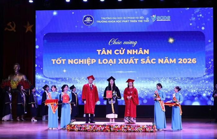 Tân cử nhân tốt nghiệp loại xuất sắc nhận bằng tốt nghiệp.