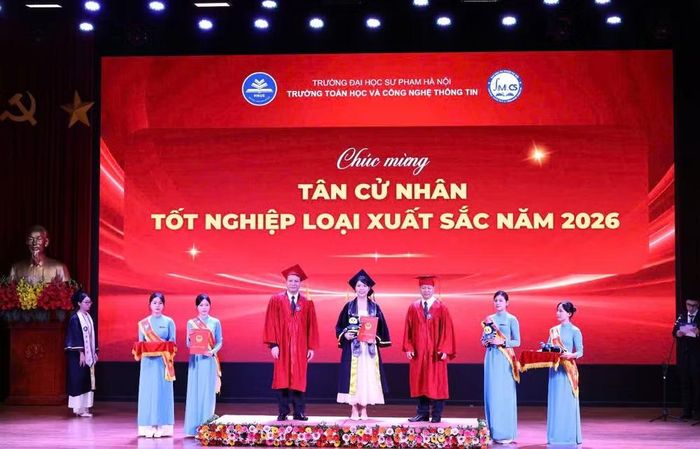 Phó Giáo sư, Tiến sĩ Nguyễn Đức Sơn, Hiệu trưởng Trường đại học Sư phạm Hà Nội trao Bằng tốt nghiệp cho tân cử nhân tốt nghiệp xuất sắc.