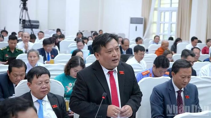 Đại biểu Hội đồng nhân dân tỉnh Cà Mau đặt câu hỏi chất vấn tại kỳ họp.