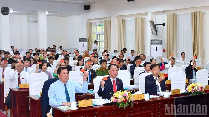Đại biểu Hội đồng nhân dân tỉnh Cà Mau biểu quyết thông qua 12 nghị quyết tại kỳ họp.