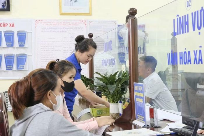 Người dân đến làm thủ tục hành chính tại Ủy ban nhân dân xã Minh Châum. Ảnh: Quốc Toản.