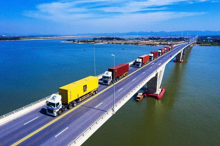 Thành phố Hải Phòng tiếp tục đầu tư phát triển hạ tầng giao thông để khai thác thế mạnh logistics. Ảnh: Nguyễn Đức Nghĩa.