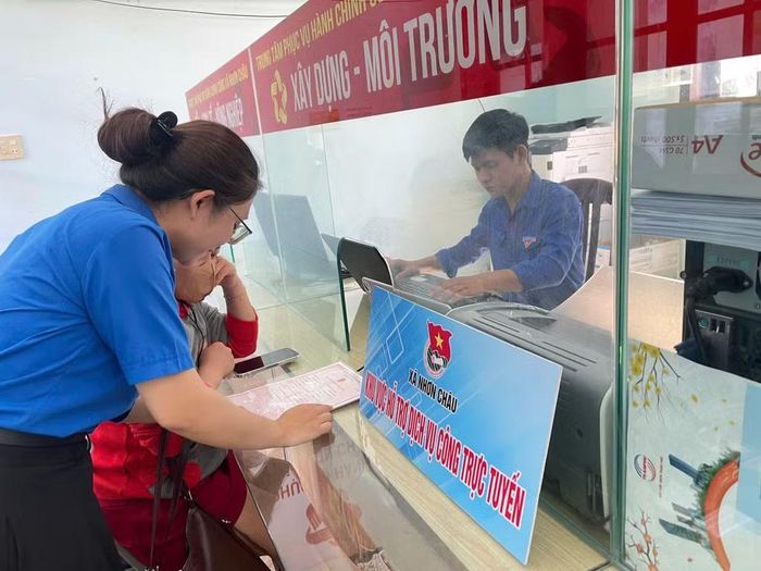 Cán bộ, công chức xã đảo Nhơn Châu (tỉnh Gia Lai) nỗ lực vượt khó giải quyết thủ tục hành chính cho người dân. Ảnh: Hoàng Phúc Thắng.