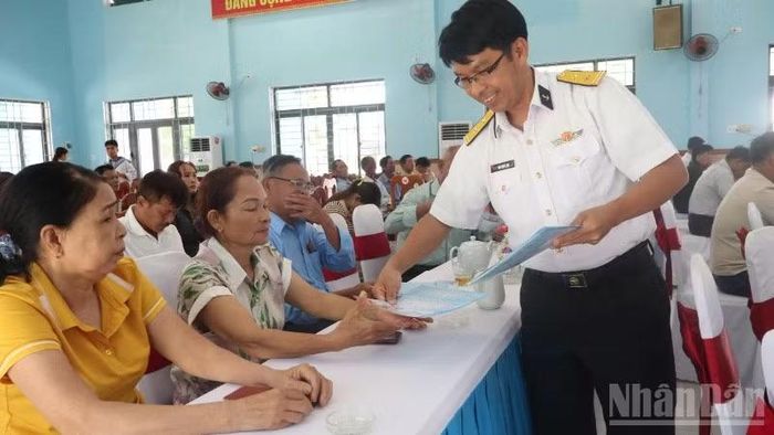 Báo cáo viên Vùng 3 Hải quân phát tờ rơi chống khai thác hải sản bất hợp pháp, không báo cáo và không theo quy định (IUU) cho bà con ngư dân tại xã Thăng An, thành phố Đà Nẵng.