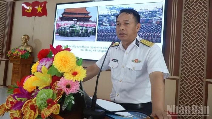 Đồng chí Thượng tá Nguyễn Khắc Cừ - Trưởng ban Tuyên huấn Vùng 3 Hải quân thông tin về tình hình biển, đảo thời gian gần đây.