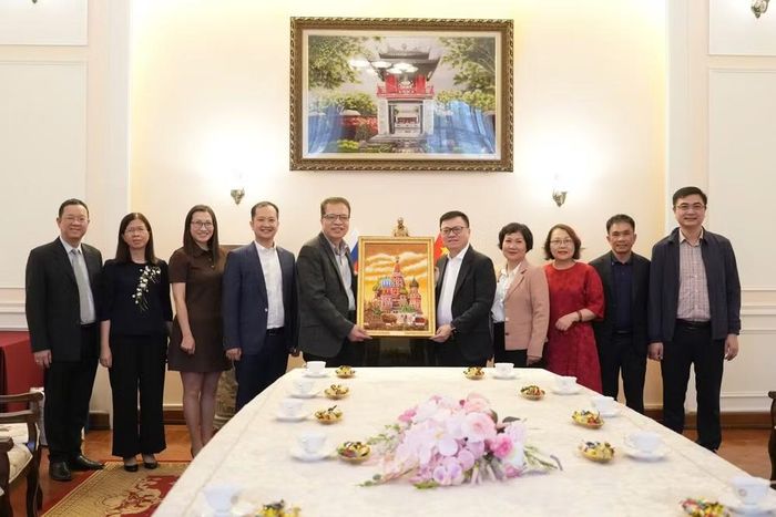 Đoàn công tác của Báo Nhân Dân chụp ảnh lưu niệm cùng cán bộ, nhân viên Đại sứ quán Việt Nam tại Liên bang Nga. (Ảnh: THANH THỂ)