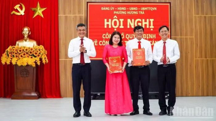 Lãnh đạo phường Hương Trà trao quyết định thành lập Trạm Y tế phường.