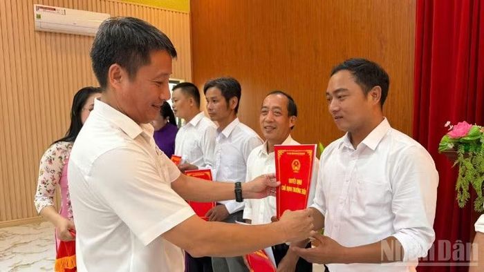 Lãnh đạo xã Tiên Phước trao quyết định thành lập thôn sau khi thực hiện việc sắp xếp.