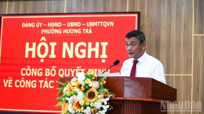 Bí thư Đảng ủy phường Hương Trà Phạm Hoàng Đức phát biểu tại hội nghị.